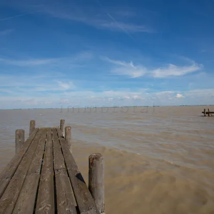 Toplage am offenen See - Seehütte in abbruchreifem Zustand - Bild 2