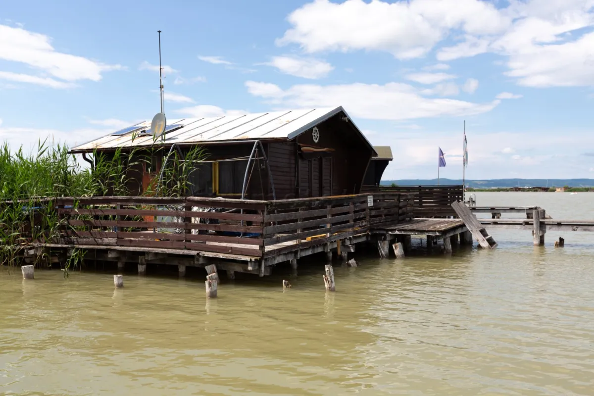 Toplage am offenen See - Seehütte in abbruchreifem Zustand - Bild 1