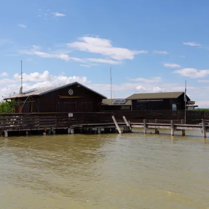 Toplage am offenen See - Seehütte in abbruchreifem Zustand - Bild 3