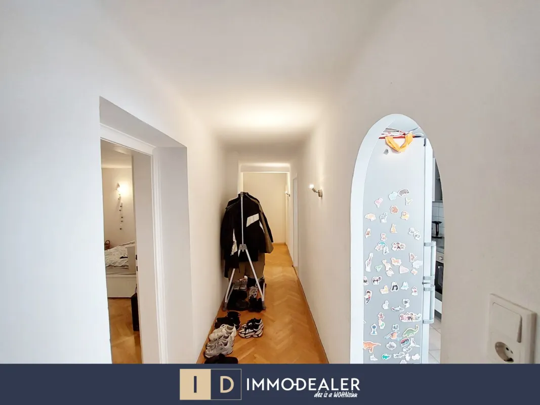 ** IDEAL FÜR ANLEGER UND ENDNUTZER - GROßZÜGIGE 2 ZIMMER DACHGESCHOßWOHNUNG - LICHTDURCHFLUTET MIT VIEL POTENZIAL ** - Bild 1