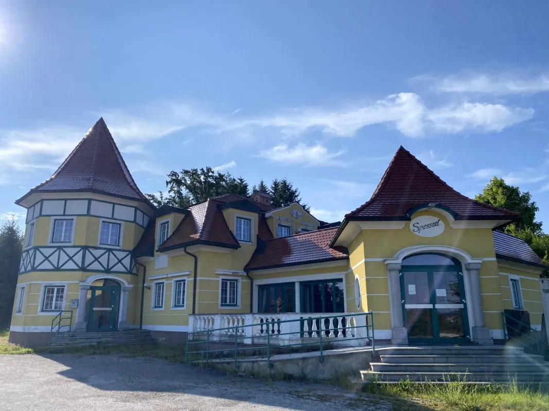 Spessart: Perfekte Location für Partys & Events: Gastgewerbe mit Discothek samt Dachgeschosswohnungen in Neuhofen - Bild 1