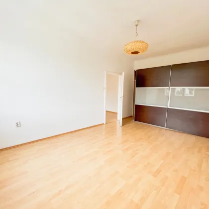 BEFRISTET VERMIETETE 62m2 WOHNUNG - WOHNZIMMER MIT BALKON - Bild 3