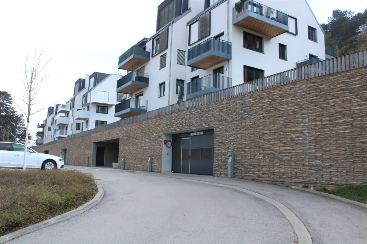 KFZ STELLPLATZ IN TOP LAGE - Bild 1