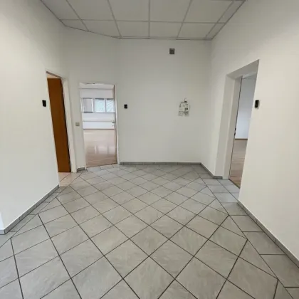 !!! RESERVIERT!!! Großzügige Büroeinheit mit barrierefreien Verkaufsraum/Lager - Bild 3