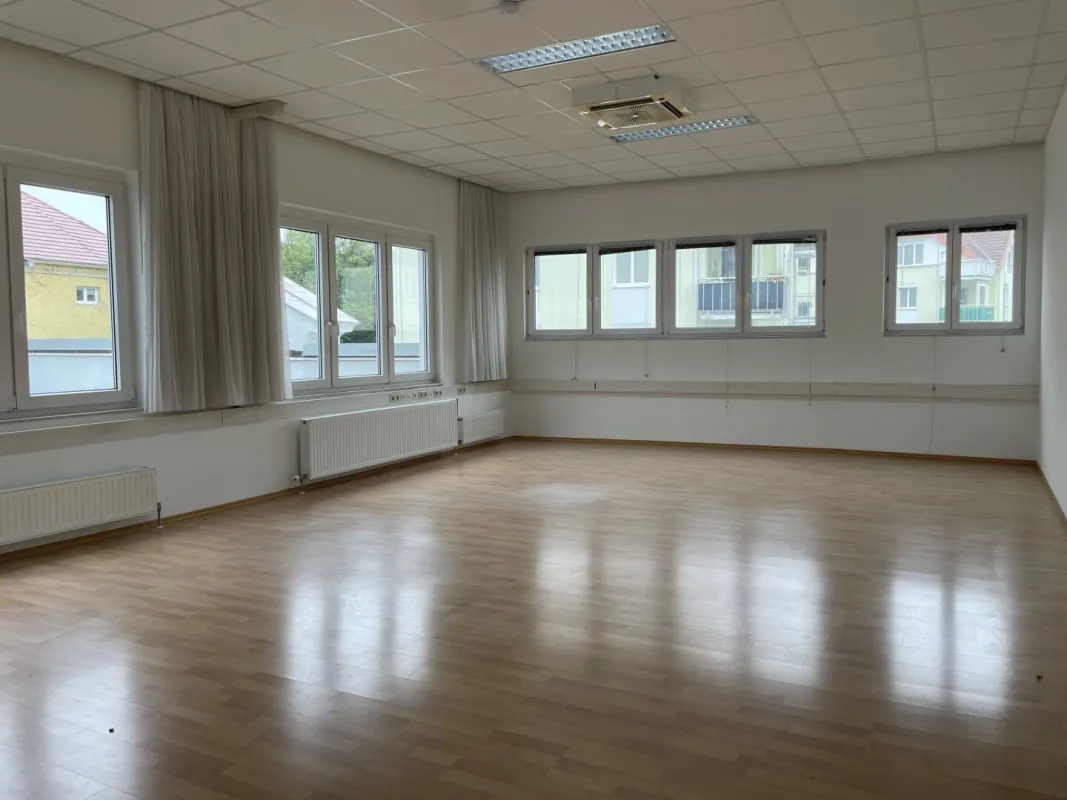 !!! RESERVIERT!!! Großzügige Büroeinheit mit barrierefreien Verkaufsraum/Lager - Bild 1