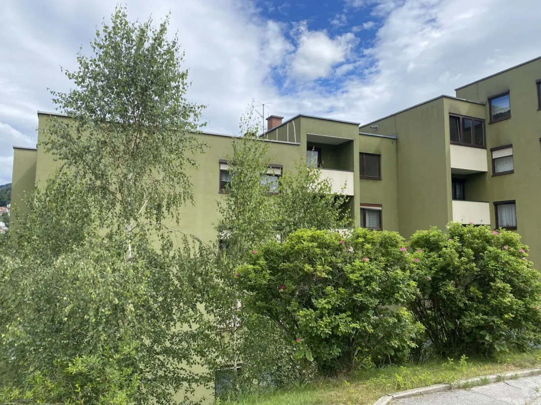 Mürzzuschlag: Willkommen in Ihrem neuen Zuhause mit Ausblick ins Grüne! Gut aufgeteilte 3 Zimmer Wohnung mit Loggia und Garage! - Bild 1