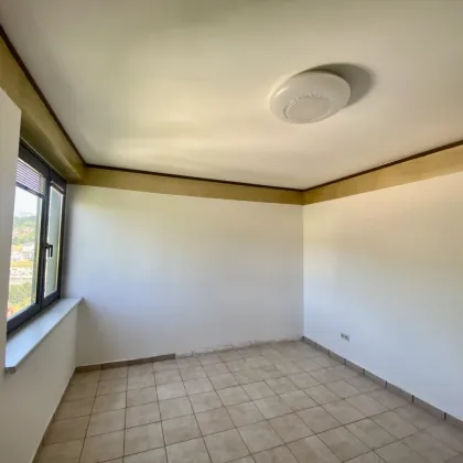 Mürzzuschlag: Willkommen in Ihrem neuen Zuhause mit Ausblick ins Grüne! Gut aufgeteilte 3 Zimmer Wohnung mit Loggia und Garage! - Bild 2