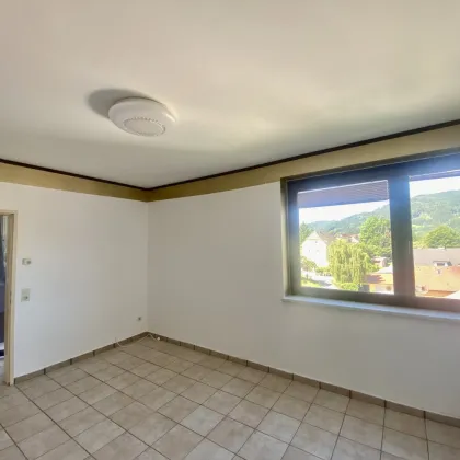 Mürzzuschlag: Willkommen in Ihrem neuen Zuhause mit Ausblick ins Grüne! Gut aufgeteilte 3 Zimmer Wohnung mit Loggia und Garage! - Bild 3