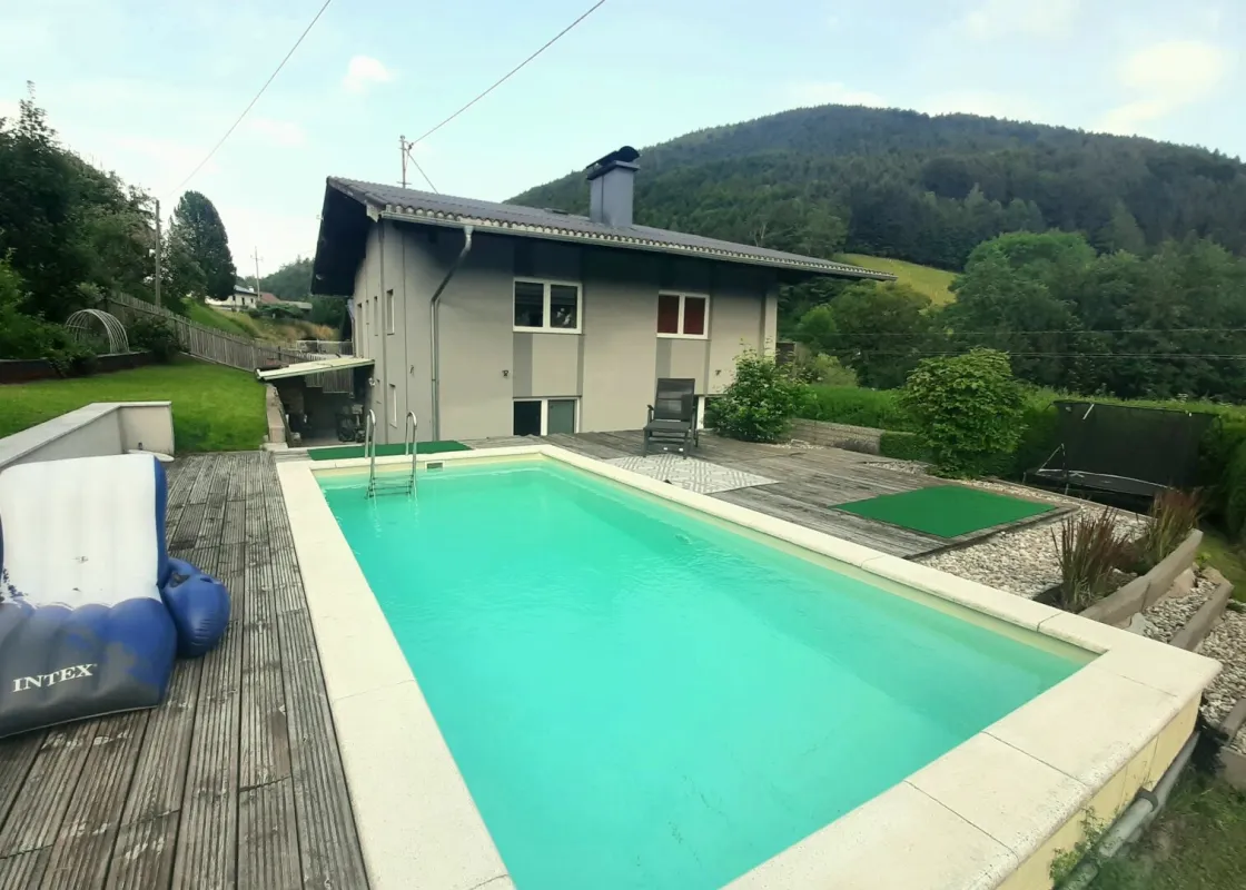 Wunderschöner Mehrfamilientraum mit Pool und Bergblick - Bild 1