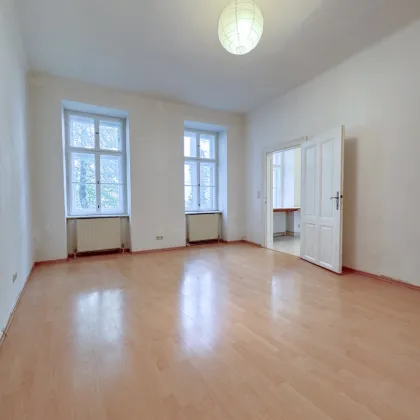 Sanierungsbedürftige 3-Zimmer-Altbauwohnung mit Potenzial in bester Lage der Josefstadt - Bild 2