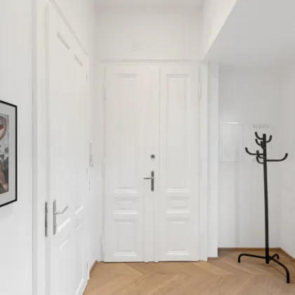 II MODERNE 2 ZIMMER ALTBAUWOHNUNG MIT 25m² TERRASSE II KOMPLETT MÖBLIERT II EINBAUKÜCHE II NÄHE U6 NÄHE U6/AKH/VOLKSOPER/WUKII AIRBNB - Bild 3