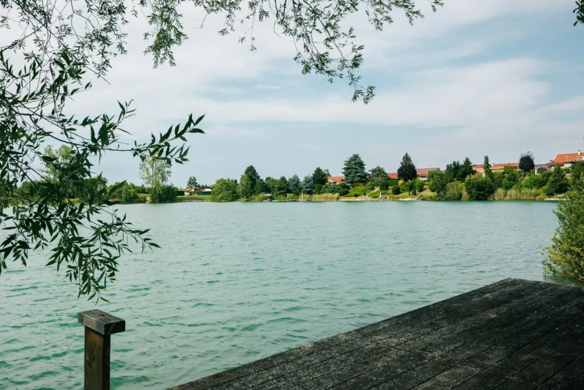 Urlaubsfeeling inklusive! Modernes Einfamilienhaus mit Balkon, Terrasse und Garten in Gated Community mit idyllischem Badesee - Bild 1