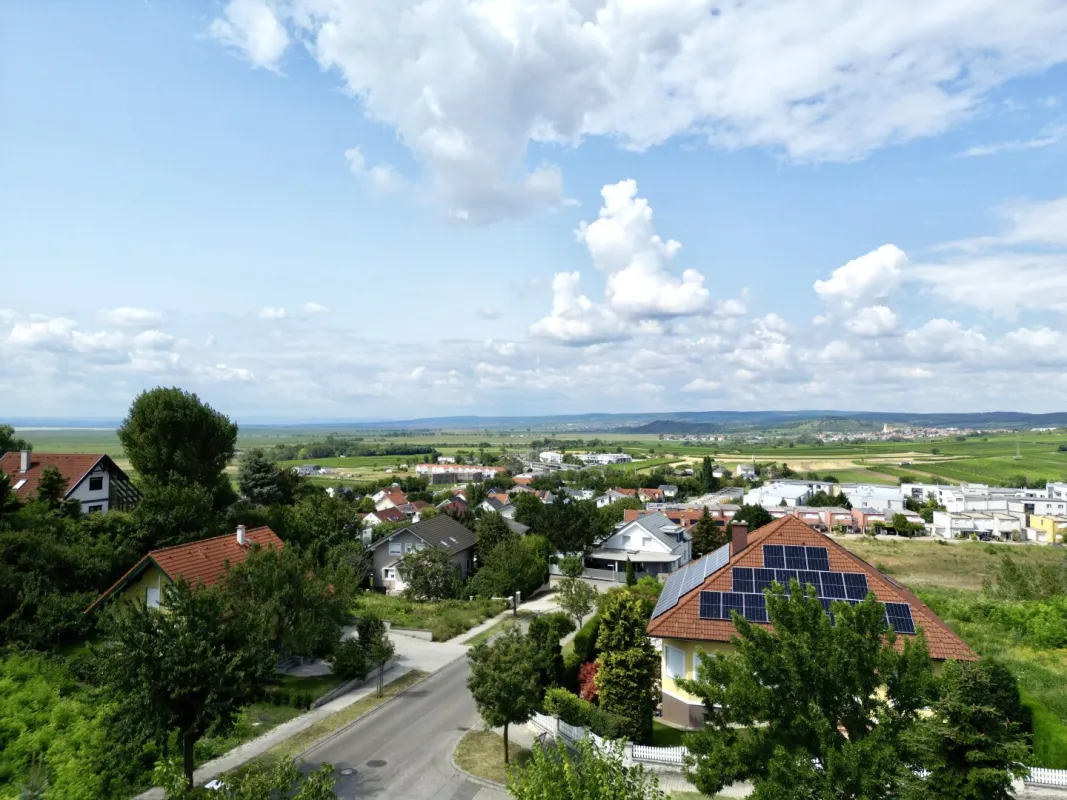 Einfamilienhaus in Ruhiger, Zentraler Lage mit Weitblick in Neusiedl am See - Bild 1