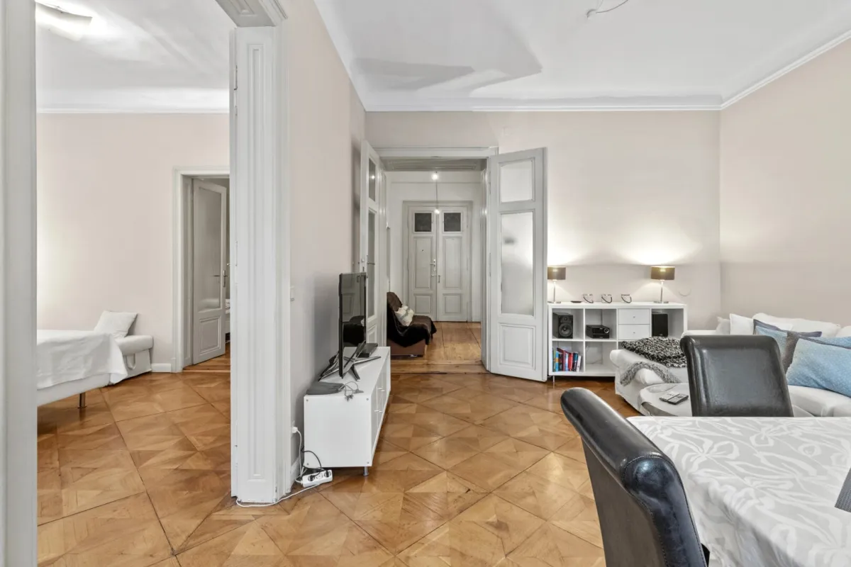 Einzigartiges Wohnen im Herzen des 8. Bezirks: Charmante 3 Zimmer Altbauwohnung in einem top gepflegten Altbau-Gebäude! - Bild 1