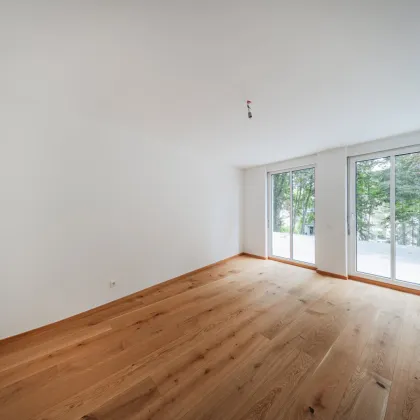 EXKLUSIVES WOHNEN MIT GARTEN UND TERRASSE: TOP-SANIERTE 3-ZIMMER-WOHNUNG MIT STELLPLATZ IM COTTAGEVIERTEL - Bild 2