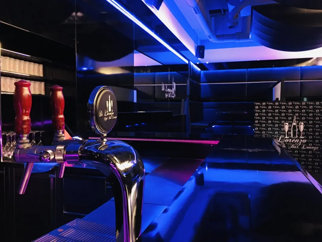 Moderne Lounge Bar  - Flughafennähe - Bild 1