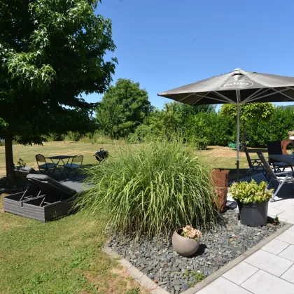 Das Leben am Wörthersee genießen: Schlichtes Einfamilienhaus mit Doppelcarport in grüner Umgebung zu verkaufen - Bild 2