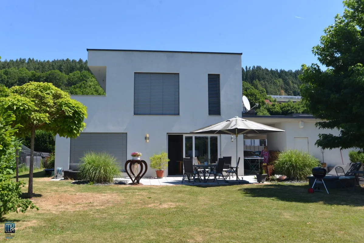 Das Leben am Wörthersee genießen: Schlichtes Einfamilienhaus mit Doppelcarport in grüner Umgebung zu verkaufen - Bild 1