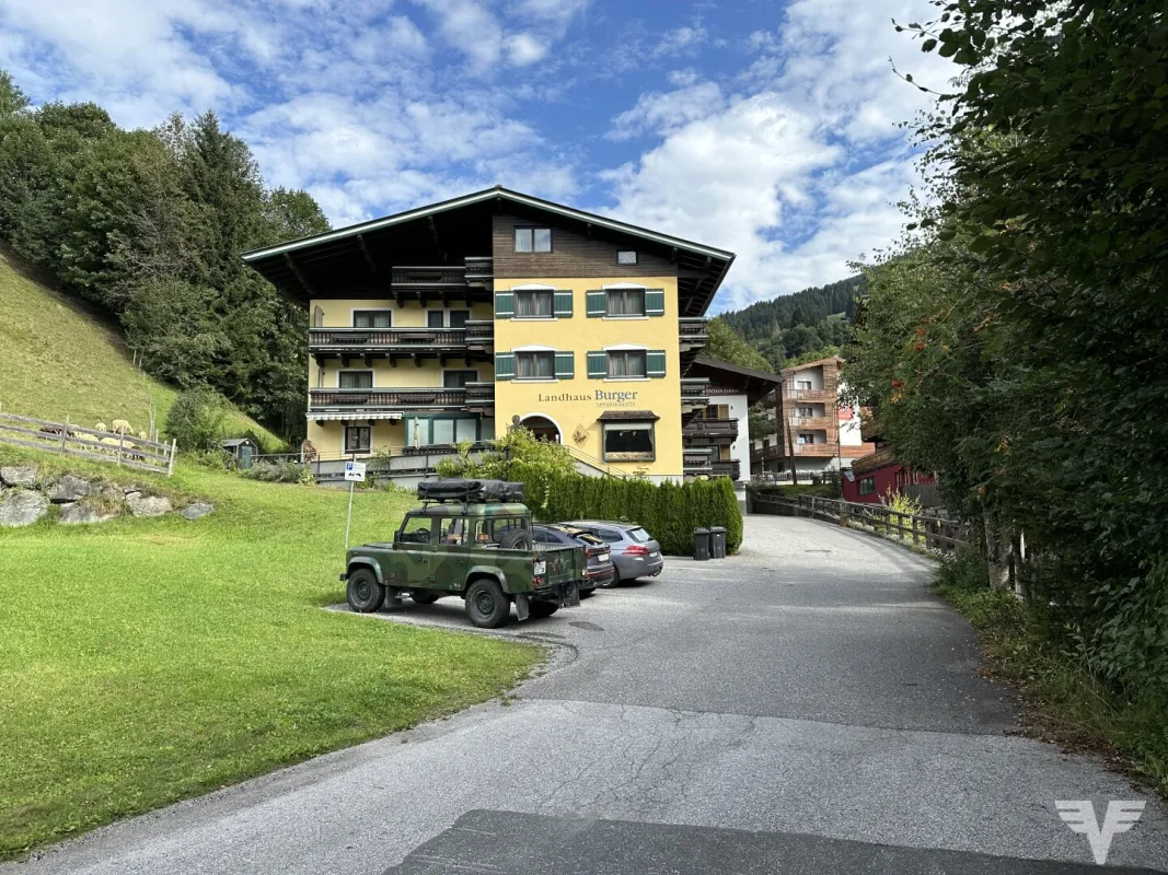 Ehemaliger Pensionsbetrieb im Ortskern von Saalbach - Bild 1