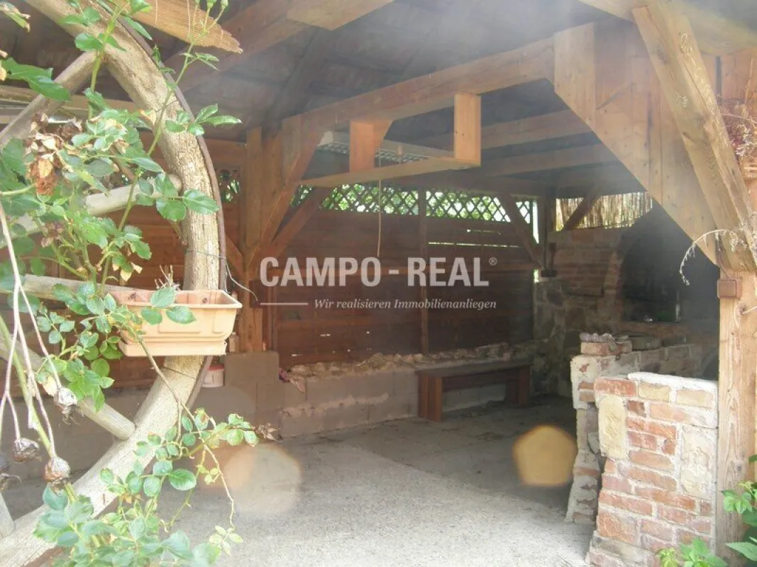 LANDWIRTSCHAFT: Alter Bauernhof mit Wohn- und Wirtschaftsgebäuden, Grill-Platzl und eigener Keller mit ca. 2.800 m2 Grund - Bild 1