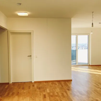 Neubau Erstbezug Sonnige Drei Zimmer Wohnung mit geräumiger Außenfläche und Fernblick - Bild 2