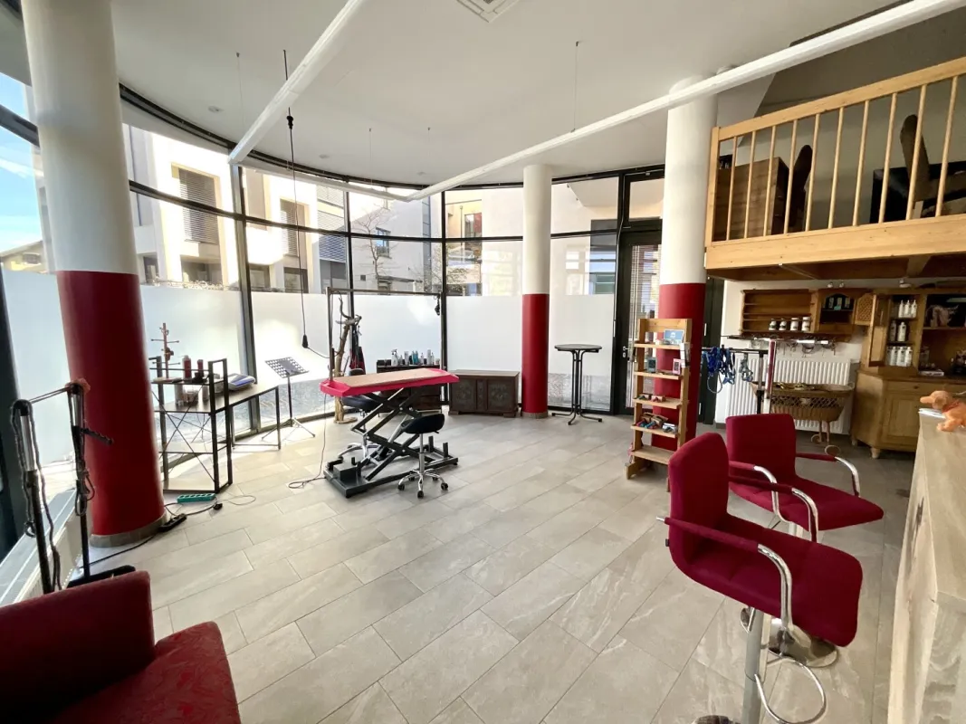 HIER ARBEITEN SIE AN SPITTALS ERSTER ADRESSE! TOP MODERNE GESCHÄFTSFLÄCHE MIT ATTRAKTIVEM FLAIR DAS ZUM FLANIEREN UND BUMMELN EINLÄDT! - Bild 1