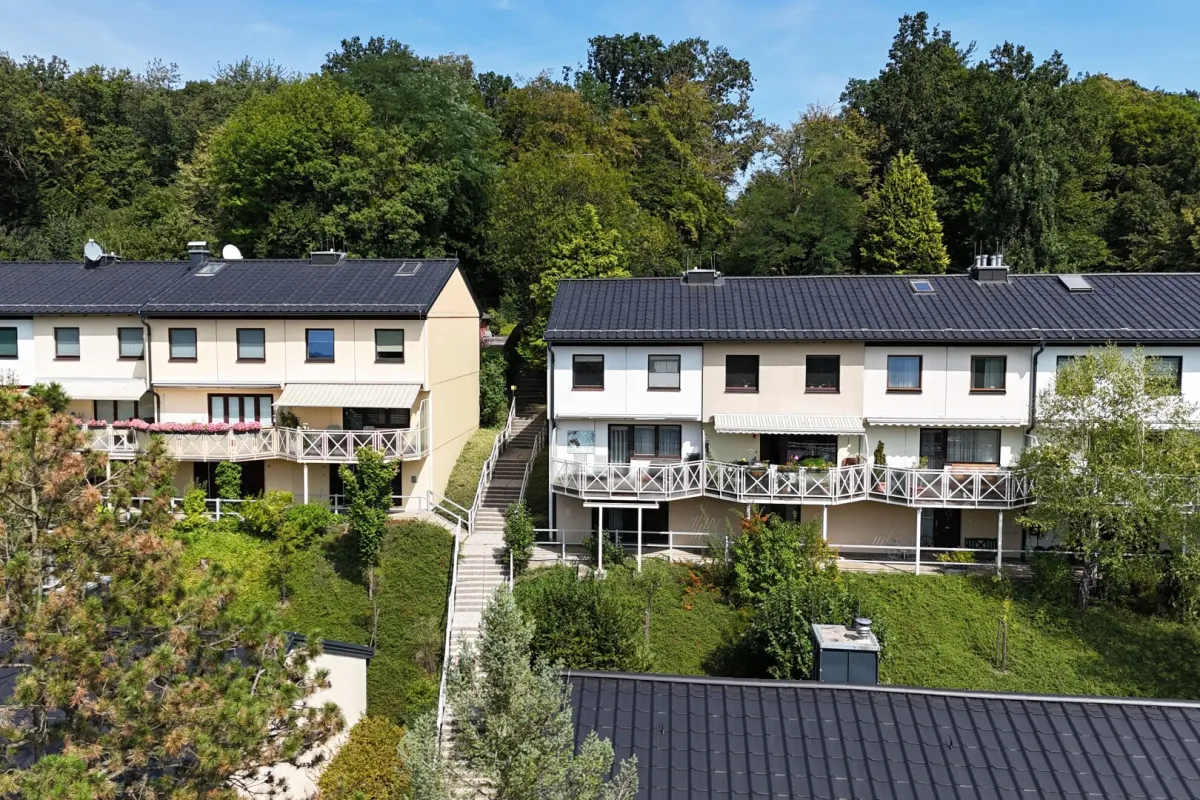 Reihenhaus an der Stadtgrenze mit Eigengarten, Garagenplatz und riesigem Gemeinschaftsgarten - Bild 1