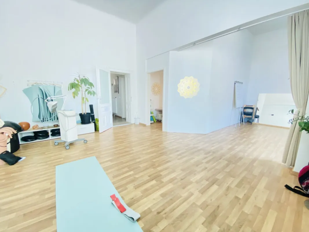 Repräsentatives Erdgeschoss-Büro mit Terrasse und flexiblem Raumkonzept - Bild 1