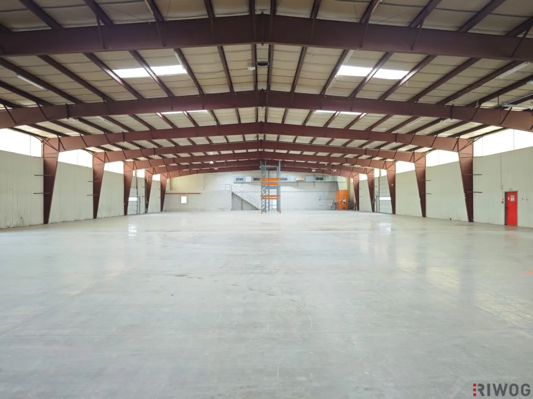 ca. 1.800m² Halle mit Rampen und ebenerdiger Einfahrt | beheizt | 250m² Büro & optionale Freiflächen - Bild 1