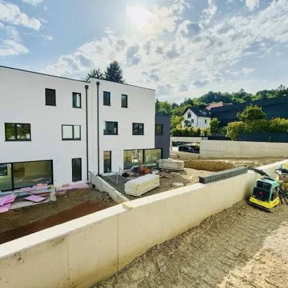 PREISREDUKTION! EXKLUSIVE 4-5 ZIMMER DOPPELHAUSHÄLFTEN MIT FREIFLÄCHEN IN GRÜNRUHELAGE! - Bild 2