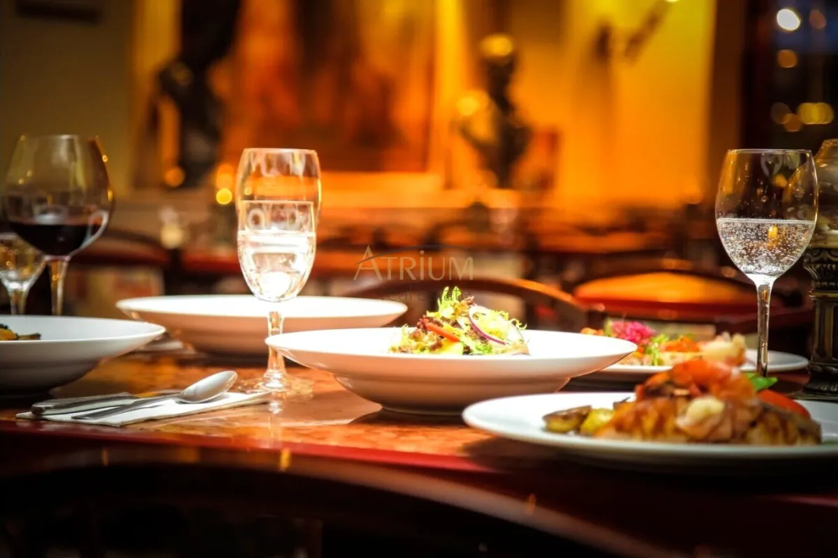 (Share Deal)! Absolute Toplage - Einmalige Chance auf Altwiener Kaffee-Restaurant mit großem Schanigarten - Bild 1