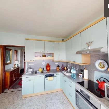 2-ZIMMER WOHNUNG | LOGGIA MIT PANORAMABLICK | RUHIGE LAGE | MODERNISIERTES WOHNHAUS - Bild 2