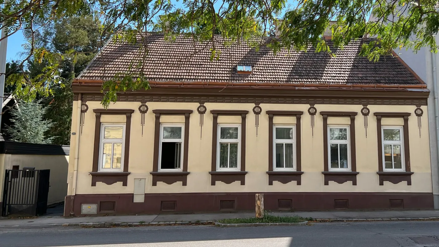 1 Minute von Wien - Haus mit Modernisierungs-Potenzial, südseitigem Garten und Garage - Bild 1