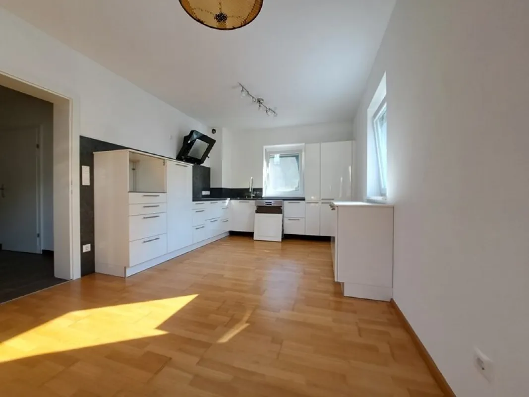 Moderne 4-Zimmer-Wohnung mit Sonnenbalkon und großem Dachboden - Bild 1