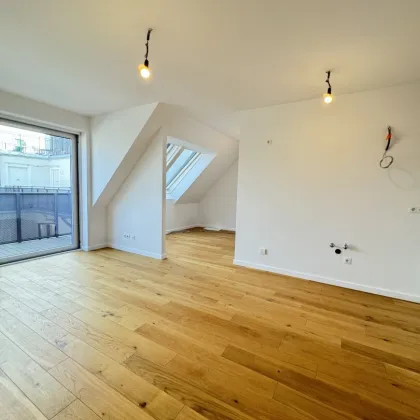 Exklusive 3-Zimmer-Dachgeschosswohnung mit Balkon in Ruhelage – Erstbezug in Toplage des 15. Bezirks - Bild 2