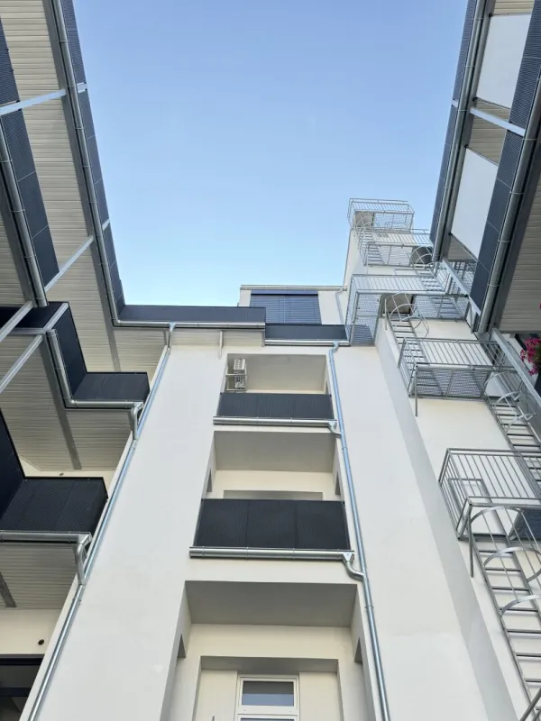 Exklusive 3-Zimmer-Dachgeschosswohnung mit Balkon in Ruhelage – Erstbezug in Toplage des 15. Bezirks - Bild 1