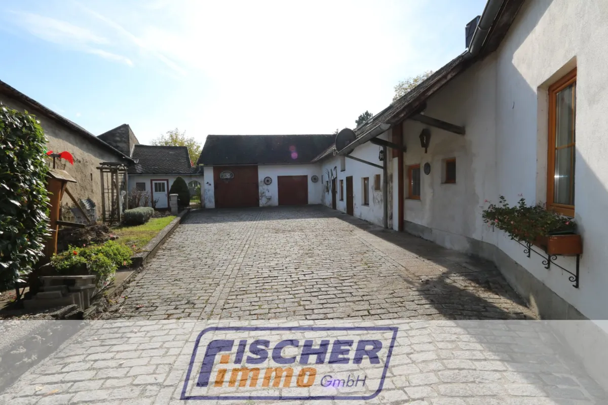 Sanierungsbedürftiges Bauernhaus (zwei Wohneinheiten) mit ruhigem Innenhof und Garten am Ende einer Sackgasse - Bild 1