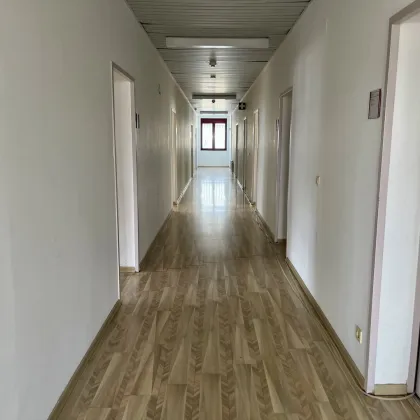 Büroflächen im Gewerbegebiet Strebersdorf - Ein gesamtes Stockwerk! 6 Parkplätze inkludiert! - Bild 3
