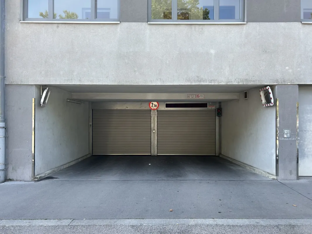 Tiefgaragenplatz kaufen - direkt neben dem Trillerpark - Bild 1