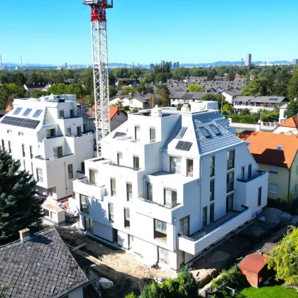 Herbstaktion! MUST HAVE - Lebens(t)raum Erfüller im Grünen! Klimaaktiv Bronze! Ab ins Dachgeschoss / 3 Zimmer / 3 Terrassen / Viel Lebensqualität! Wärmepumpe und Solaranlage + Naturnahe Gewässer ums Eck! - Bild 2