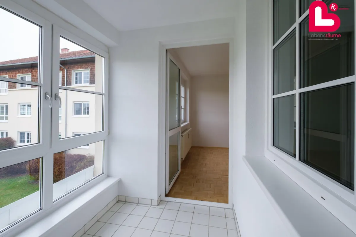 Sanierte 3-Zimmer Wohnung mit Parkplatz und Loggia - Bild 1
