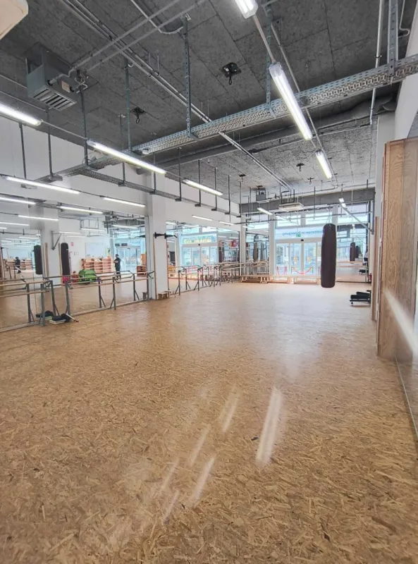 Voll eingerichtetes Sportstudio, Büro, Lager, oder wofür auch immer Sie es nutzen wollen. - Bild 1