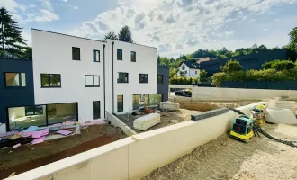PREISREDUKTION! EXKLUSIVE 4-5 ZIMMER DOPPELHAUSHÄLFTEN MIT FREIFLÄCHEN IN GRÜNRUHELAGE!