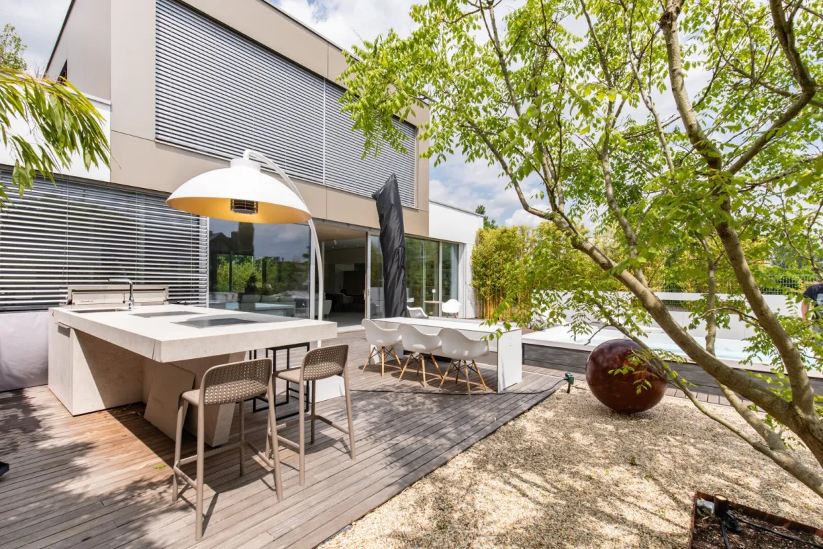 Moderne High-End-Villa mit direktem Seezugang - Bild 1