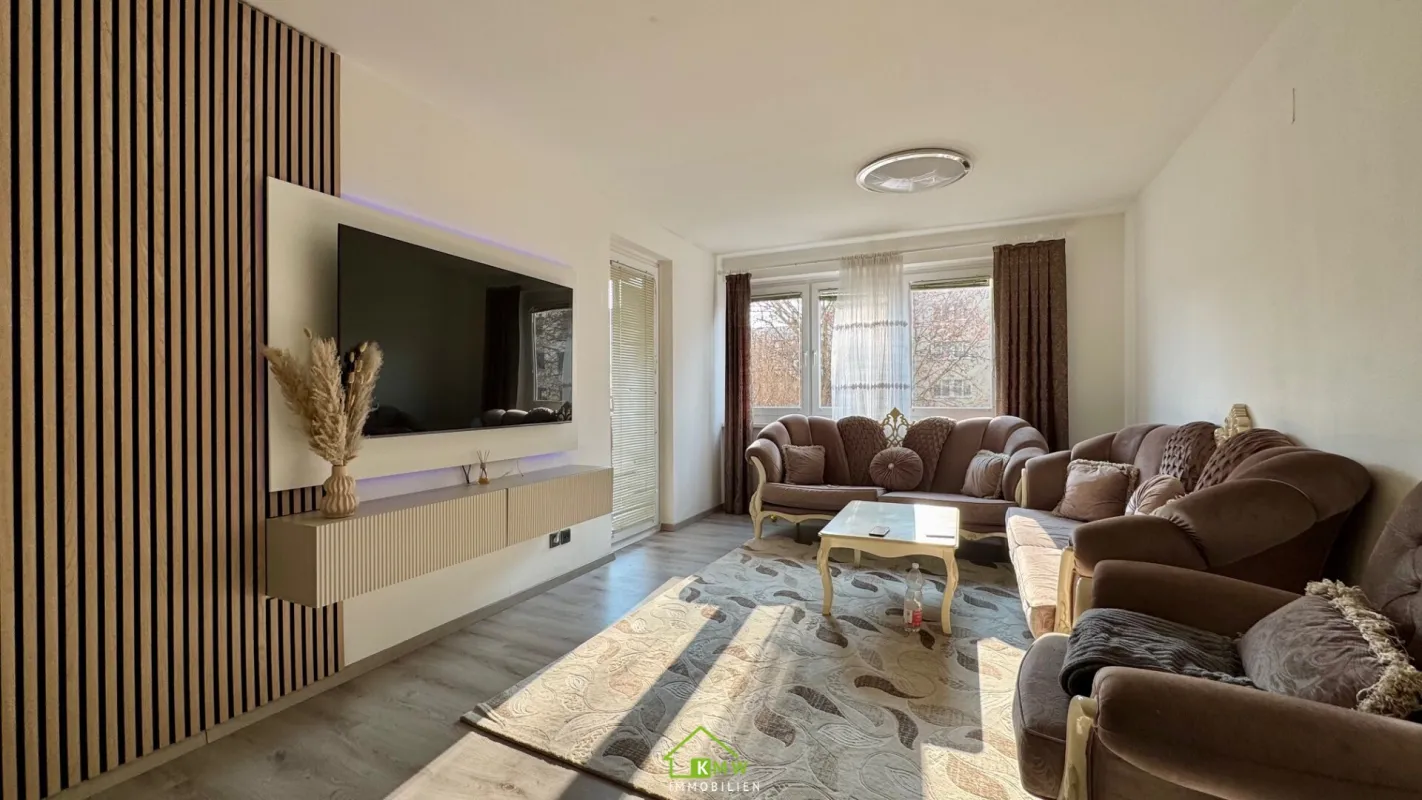 gepflegte, helle 3 Zimmer Wohnung mit Loggia - Bild 1