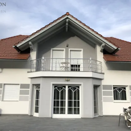 Neuwertiges großzügiges Einfamilienhaus - Doppelgarage - malerischer Bergblick - Bild 2