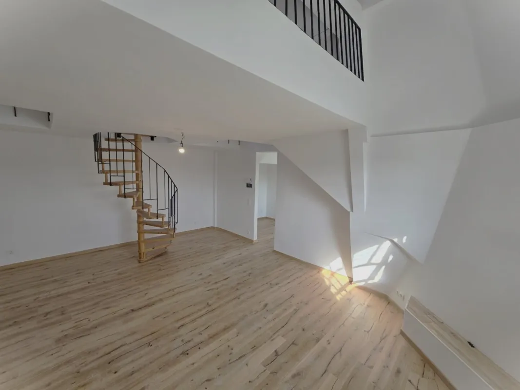 + Erstbezug+ BJ 1982++  Sanierte Dachgeschosswohnung + Galerie 22m² + Unter Sankt Veit U-BAHN + - Bild 1