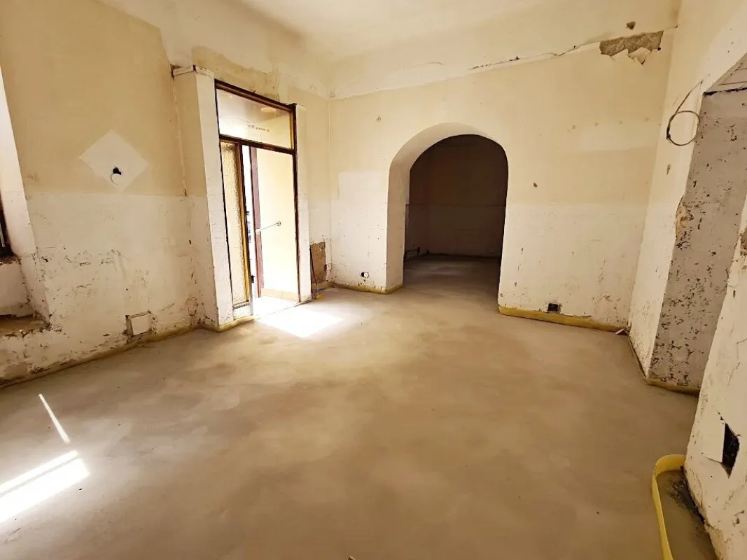 GROSSE MOHRENGASSE, straßenseitiges 77 m2 Geschäftslokal, 3 Zimmer, Nebenräume, Edelrohbau - Bild 1
