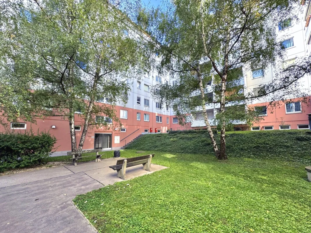 IDEALE LAGE I U-Bahn + Schnellbahn in Gehweite I großzügiger Grundriss mit viel Potential I Loggia I Lift I grüner Innenhof - Bild 1