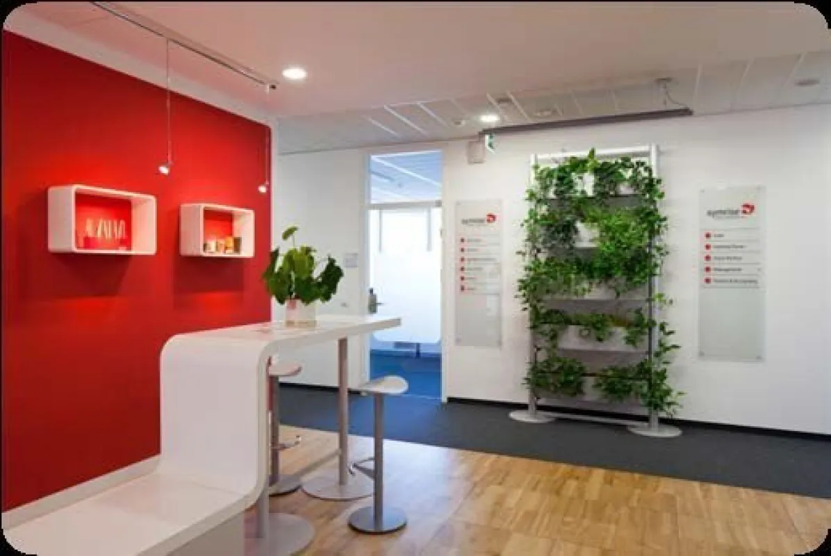 Attraktive Bürofläche - teilbar - in einem architektonisch markanten Gebäudekomplex. Direkt bei der U-Bahn. - Bild 1